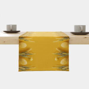 Żółty bieżnik z motywem pisanek i kłosów rozłożony na drewnianym stole z dwiema filiżankami