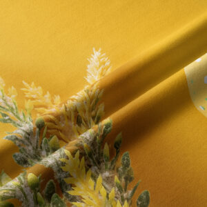 Zbliżenie na fakturę tkaniny i malarskie detale kłosów oraz pisanki