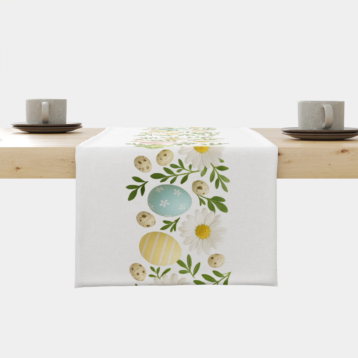 Bieżnik z centralnym pasem stokrotek i pastelowych pisanek na białym tle, ujęcie produktowe