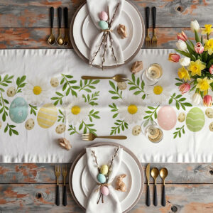 Aranżacja stołu z bieżnikiem, talerzami, złotymi sztućcami i wiosennym bukietem