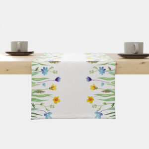 biały bieżnik z akwarelowym motywem łąki na drewnianym stole, widok główny