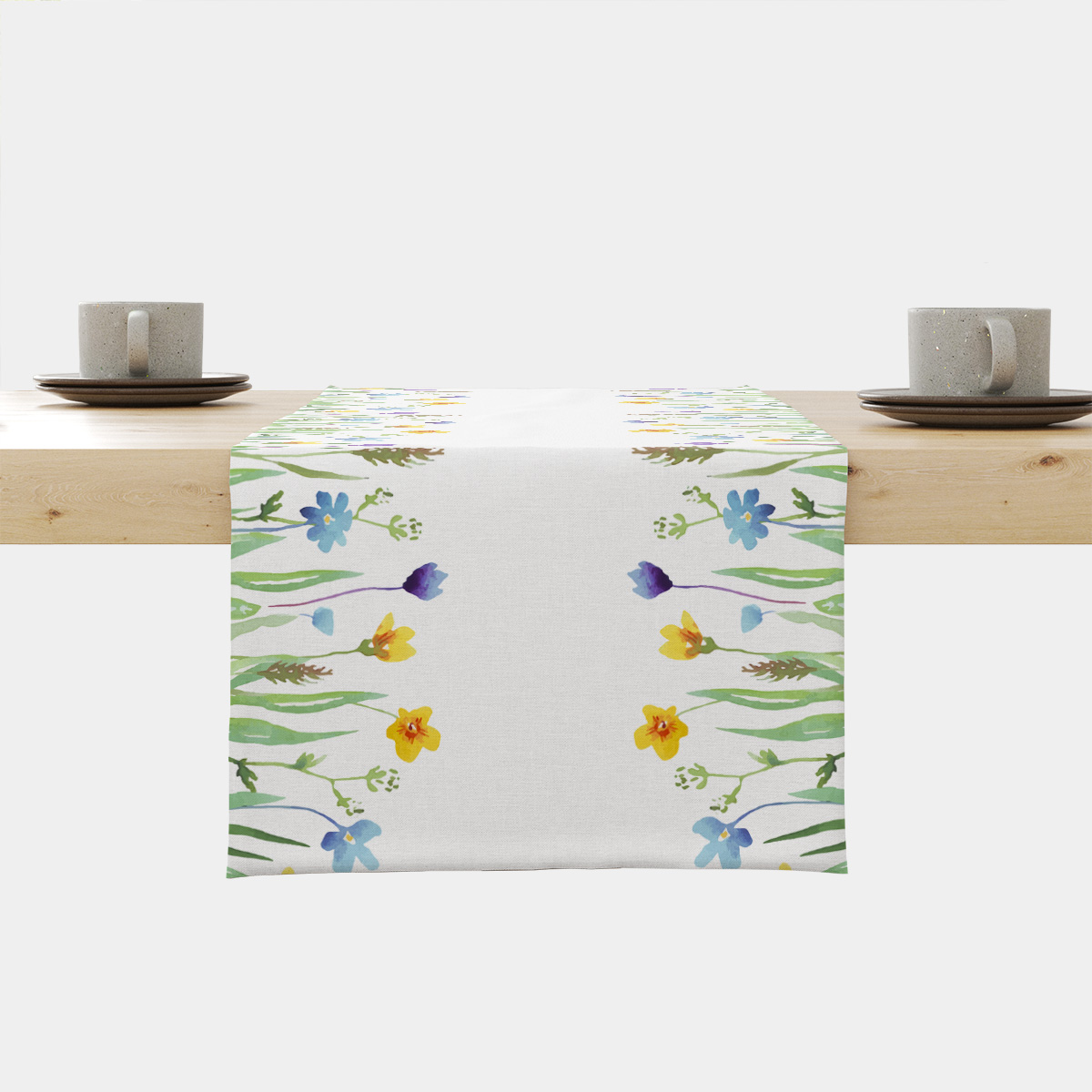 biały bieżnik z akwarelowym motywem łąki na drewnianym stole, widok główny
