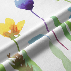 zbliżenie na akwarelowe kwiaty w odcieniach żółci, niebieskiego i fioletu oraz fakturę tkaniny