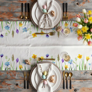 aranżacja stolika wielkanocnego z bieżnikiem, zastawą, tulipanami i dekoracjami