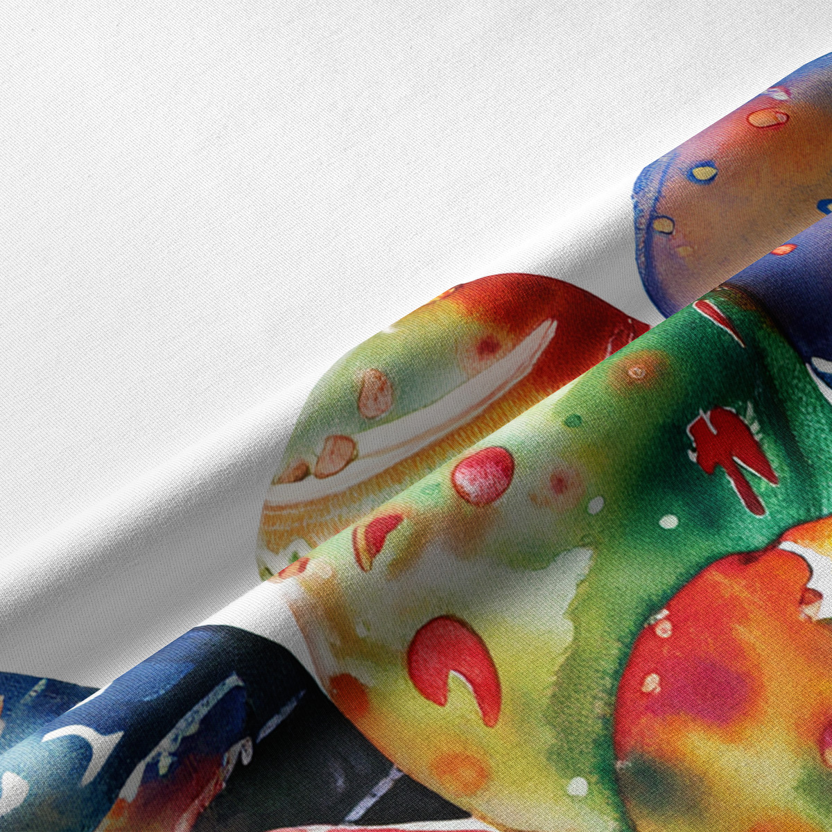 zbliżenie na akwarelowe wzory pisanek drukowane na tkaninie, widoczne nasycone barwy i pociągnięcia pędzla