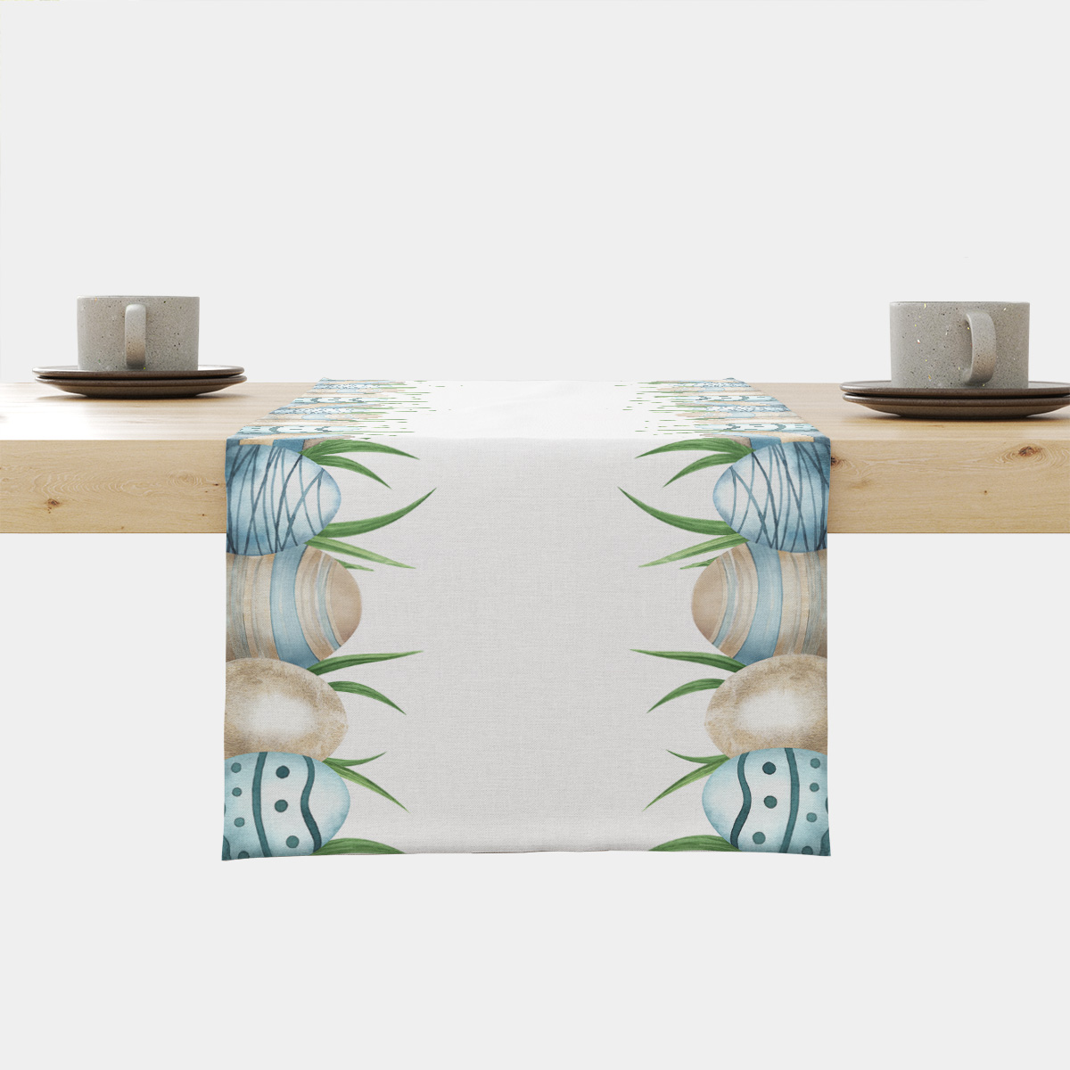 Bieżnik z akwarelowymi pisankami i trawą ułożony na drewnianym stole, widok centralny