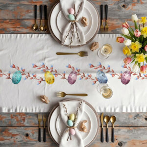 Stół udekorowany bieżnikiem z pisankami, zastawa i bukiet wiosennych kwiatów
