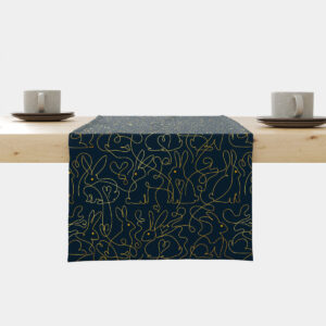 Bieżnik ułożony na stole z granatowym tłem i złotym wzorem z zajączków widok frontalny