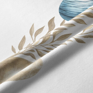 zbliżenie na teksturę tkaniny i detal liści z pastelowym jajkiem