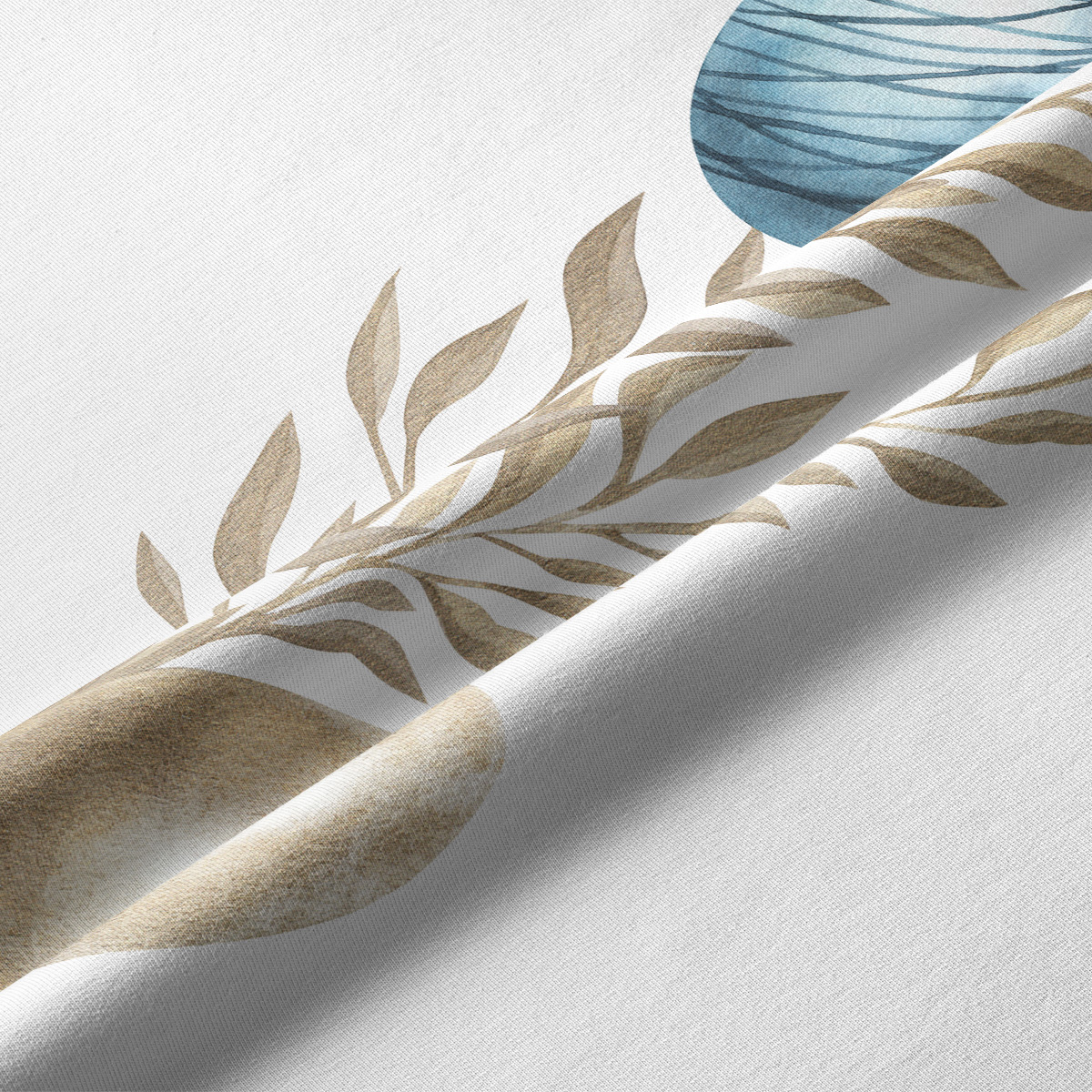 zbliżenie na teksturę tkaniny i detal liści z pastelowym jajkiem