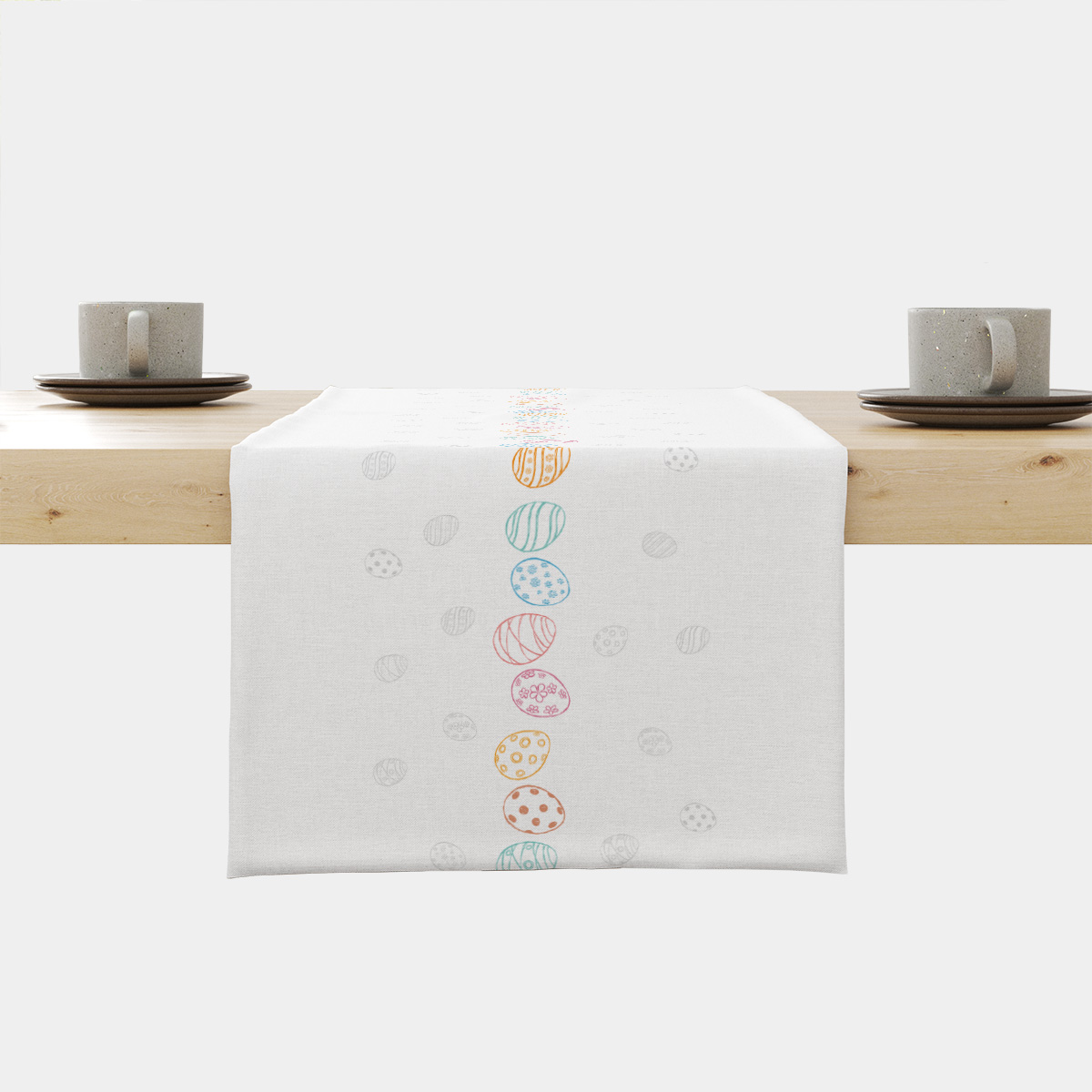 Bieżnik z pasem pastelowych pisanek na jasnym tle, widok frontalny aranżacji stołu