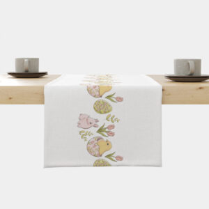 biały bieżnik na stole z centralnym pasem pisanek, kurczaczków, zajączków i gałązek