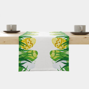 biały bieżnik z wzorem pisanki w trawie rozłożony na drewnianym stole