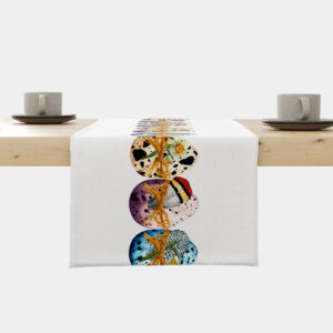 Bieżnik na stole z centralnym pasem malowanych pisanek wiązanych wstążkami, widok główny