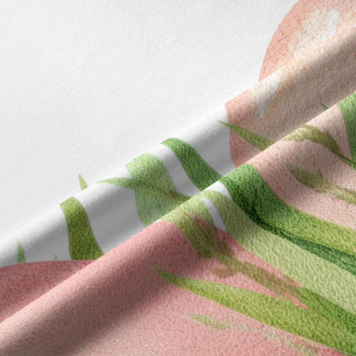 zbliżenie na fakturę tkaniny i akwarelowy nadruk z różowymi pisankami oraz zielonymi liśćmi