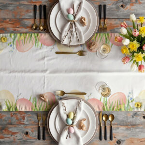 aranżacja stołu z bieżnikiem, zastawą, kwiatami i świątecznymi dekoracjami