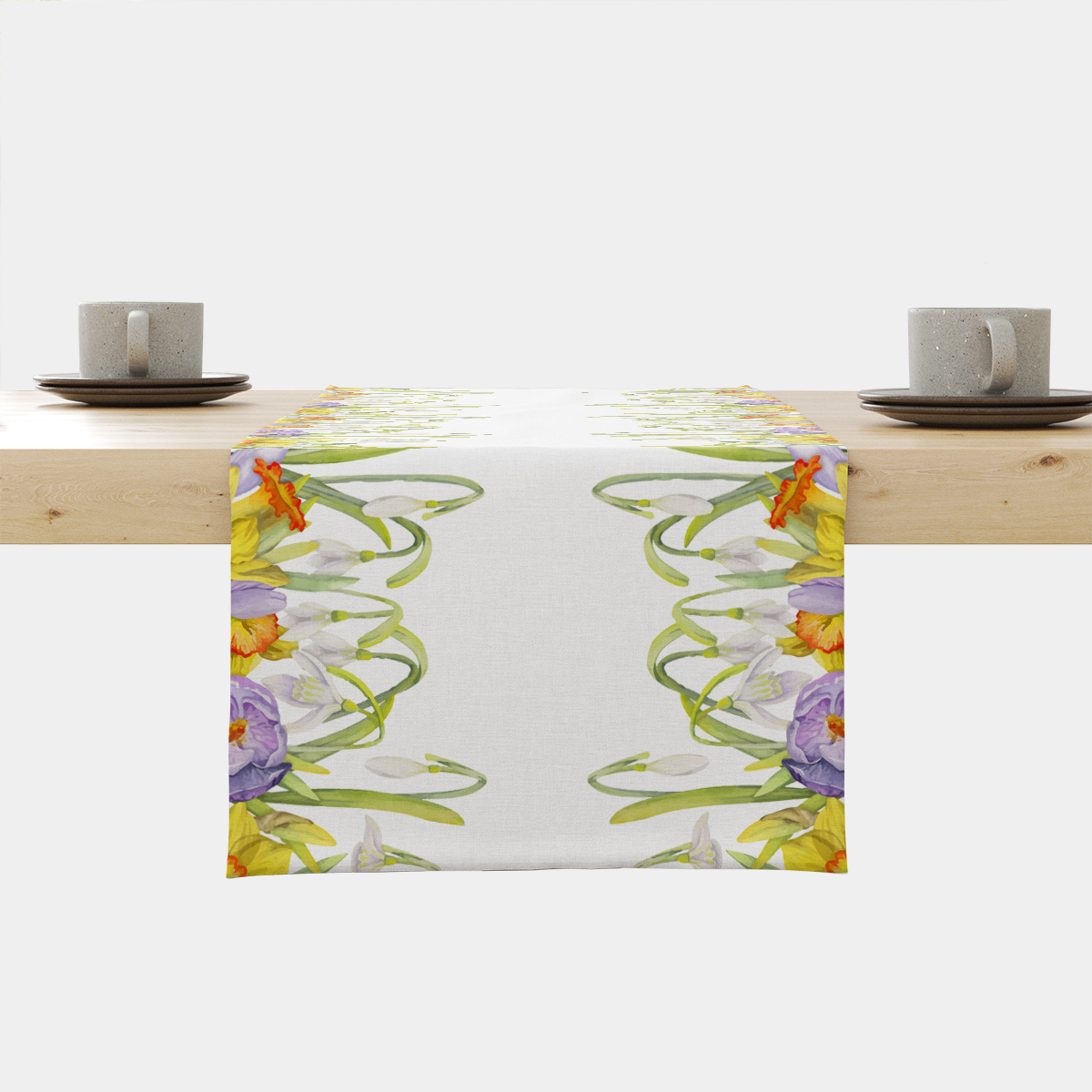 Bieżnik z akwarelowym wzorem przebiśniegów i żonkili ułożony na drewnianym stole