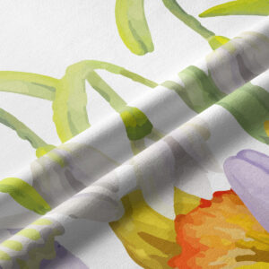 Zbliżenie na fakturę tkaniny i detal druku z zielonymi łodygami i pastelowymi płatkami