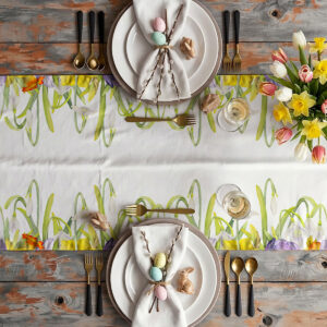Aranżacja stołu z wielkanocnymi dekoracjami i bieżnikiem w motyw kwiatowy