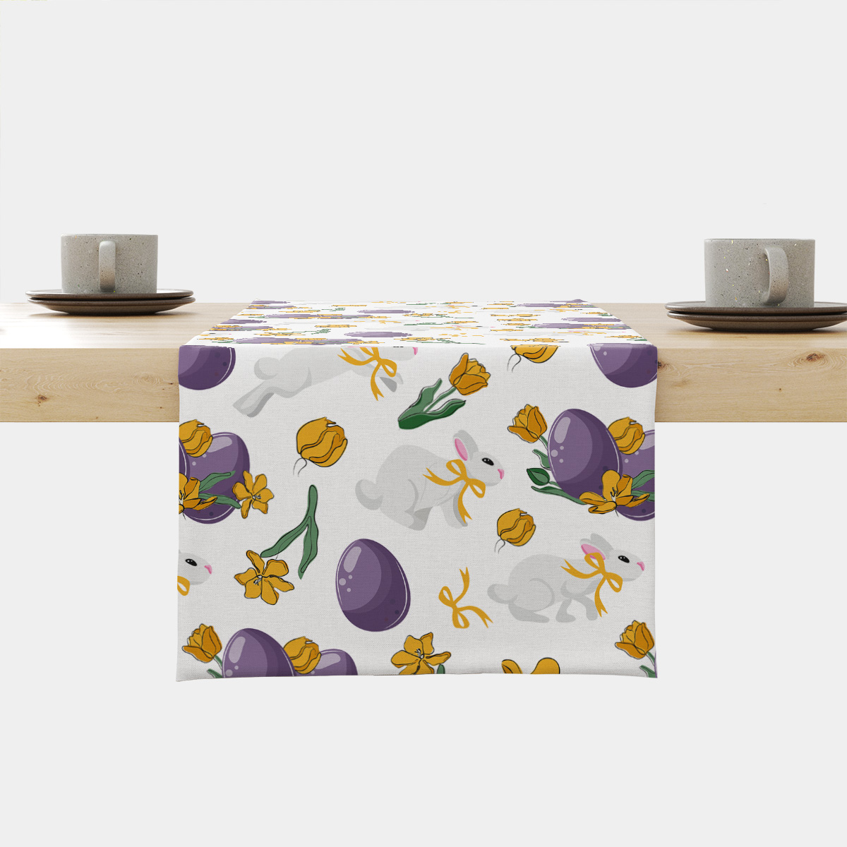 Główne ujęcie bieżnika z zajączkami, fioletowymi pisankami i żółtymi tulipanami na jasnym stole