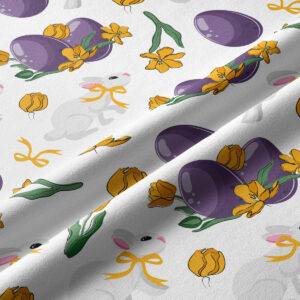 Zbliżenie na tkaninę pokazujące fioletowe pisanki, żółte kwiaty i delikatny splot materiału