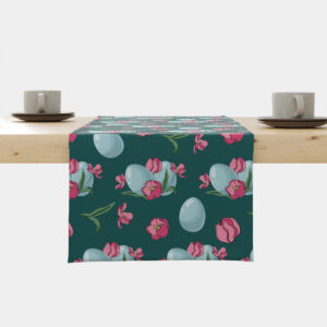 Bieżnik rozłożony na stole z motywem różowych tulipanów i pastelowych pisanek na zielonym tle