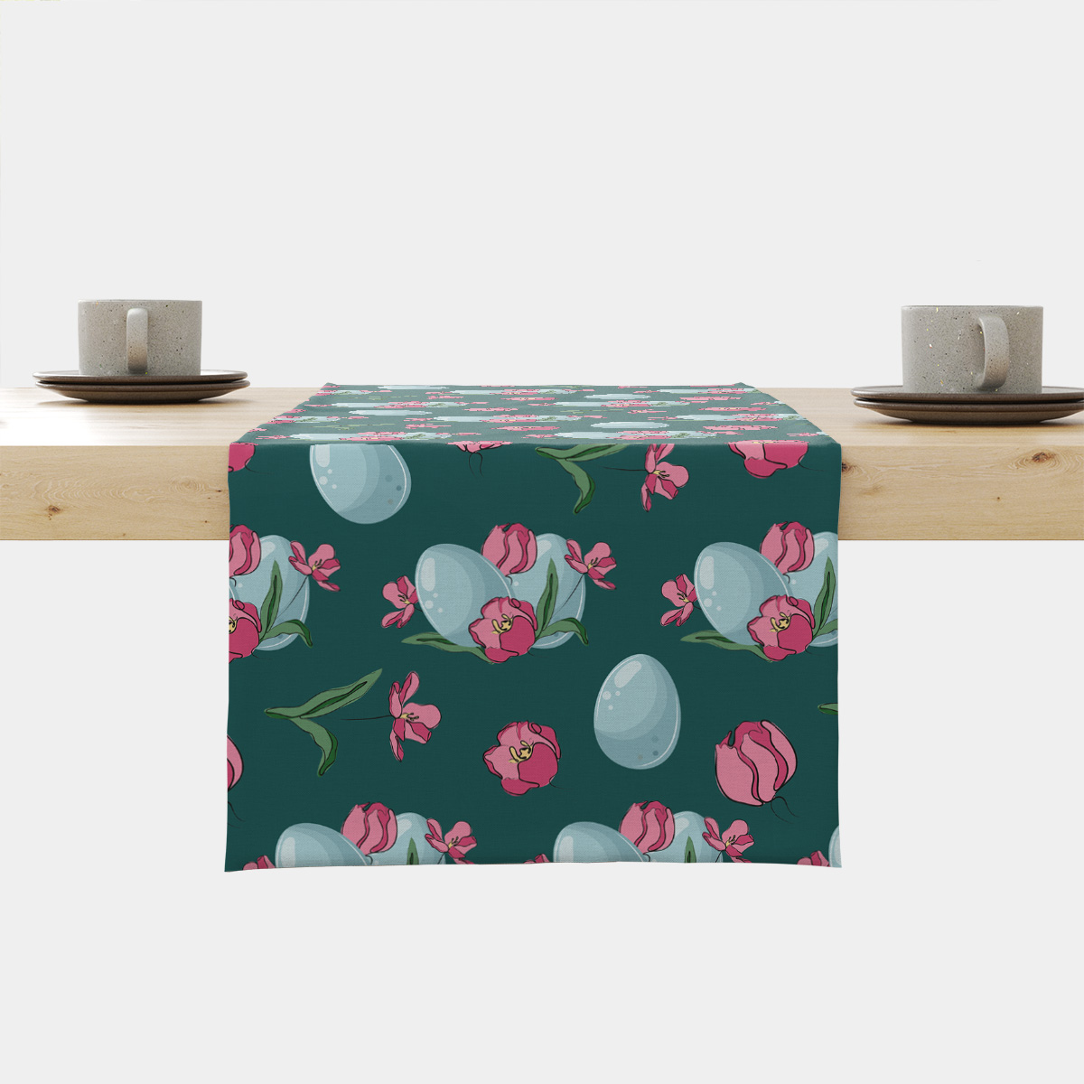 Bieżnik rozłożony na stole z motywem różowych tulipanów i pastelowych pisanek na zielonym tle