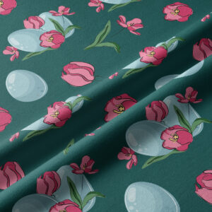 Detal tkaniny z widocznymi różowymi tulipanami, zielonymi liśćmi i jasnymi pisankami