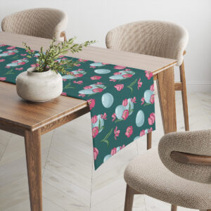 Widok narożnika stołu z bieżnikiem prezentującym powtarzalny wzór tulipanów i pisanek