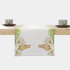 bieżnik z zajączkami i narcyzami na jasnym tle, widok z przodu