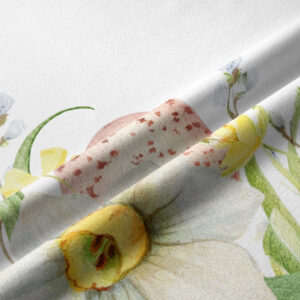 detal tkaniny z akwarelowym narcyzem i nakrapianą pisanką