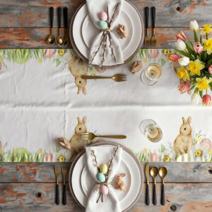 aranżacja stołu z bieżnikiem, talerzami, sztućcami i bukietem tulipanów