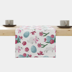 Bieżnik rozłożony na stole z motywem zajączków, niebieskich pisanek i różowych tulipanów