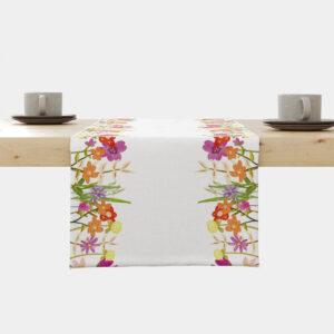 Bieżnik z malowanymi łąkowymi kwiatami na jasnym tle ułożony na drewnianym stole, widok z przodu