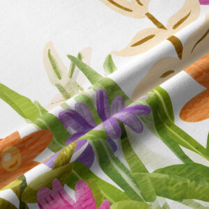 Zbliżenie na fakturę tkaniny i akwarelowe detale kwiatów w intensywnych kolorach