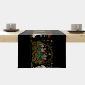 Bieżnik z czarnym tłem z wzorem zajączków i koszyków z pisankami rozłożony na stole