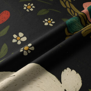 Zbliżenie na tkaninę pokazujące szczegóły nadruku kwiatów i futerka zająca