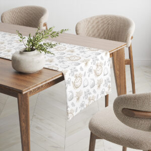 Bieżnik ułożony na stole, widok z boku z naturalną aranżacją dekoracji