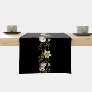 Bieżnik na stole z czarnym tłem i centralnym, pionowym wiankiem z żonkili i pisankami