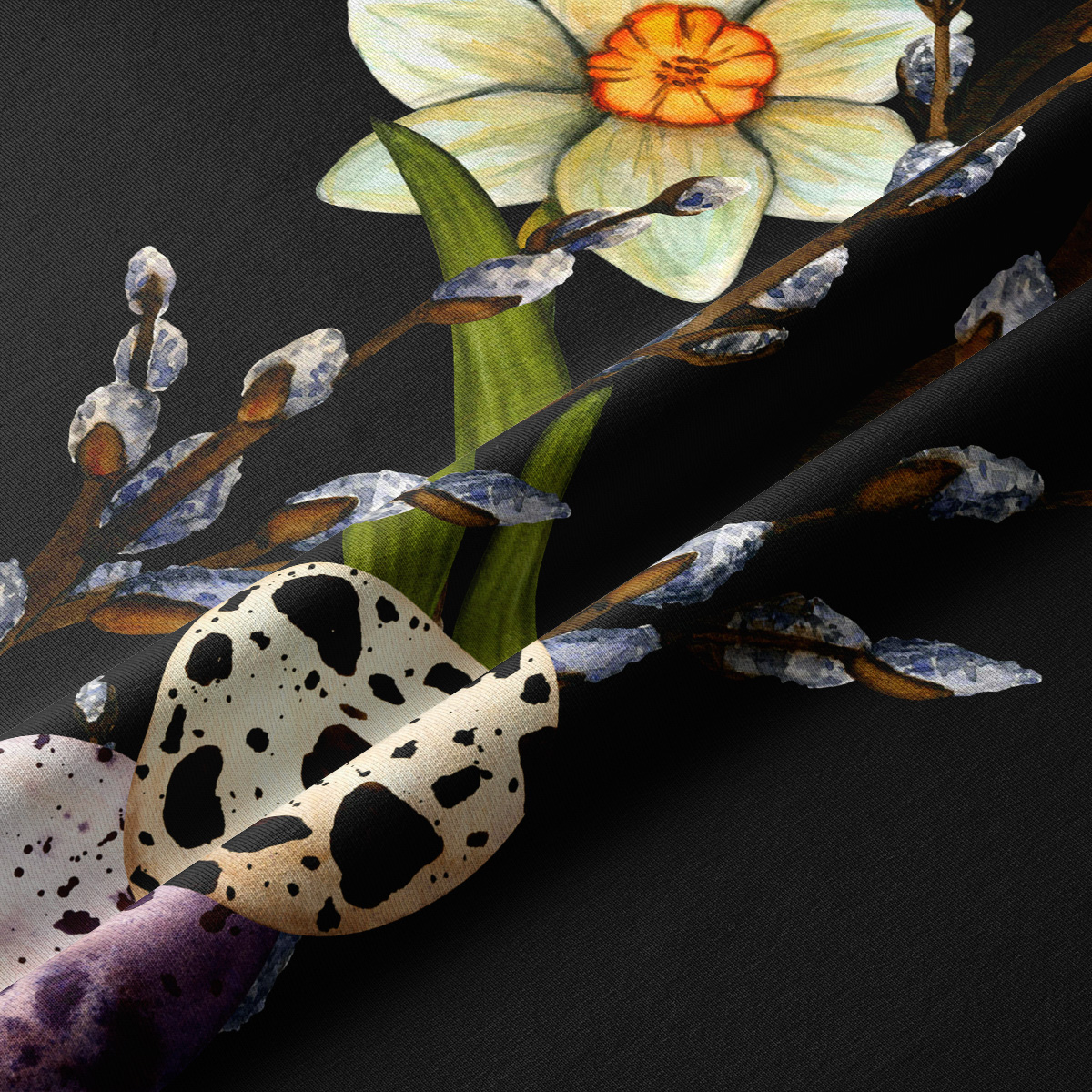 Zbliżenie tkaniny z malowanym żonkilami, bazimi i nakrapianymi pisankami na czarnym tle