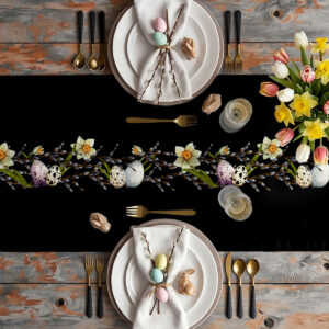 Widok z góry na aranżację stołu z białą zastawą, złotymi sztućcami i bieżnikiem ozdobionym wiankiem żonkili