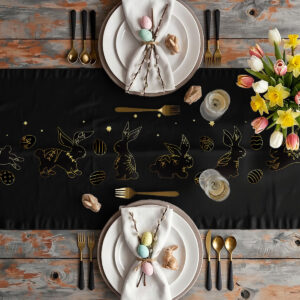 Widok z góry aranżacji stołu z bieżnikiem, talerzami, złotymi sztućcami i bukietem tulipanów