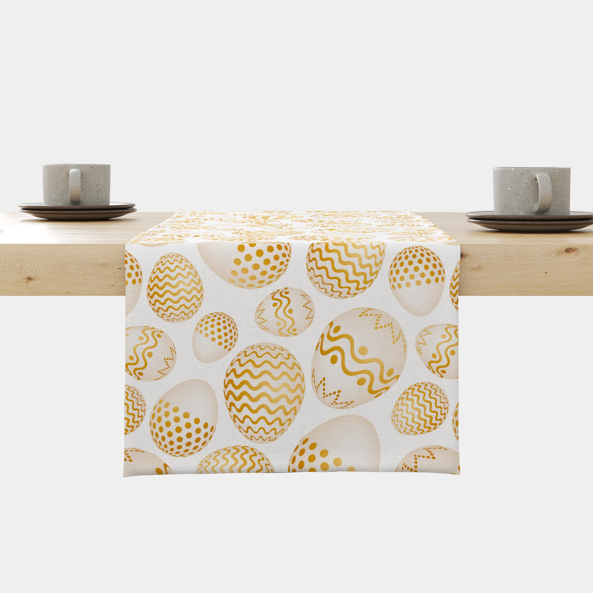 Bieżnik z wzorem złotych pisanek na białym tle, ujęcie frontowe na stole