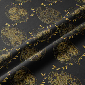 Zbliżenie na tkaninę z cienkimi złotymi liniami i roślinnymi detalami pisanek