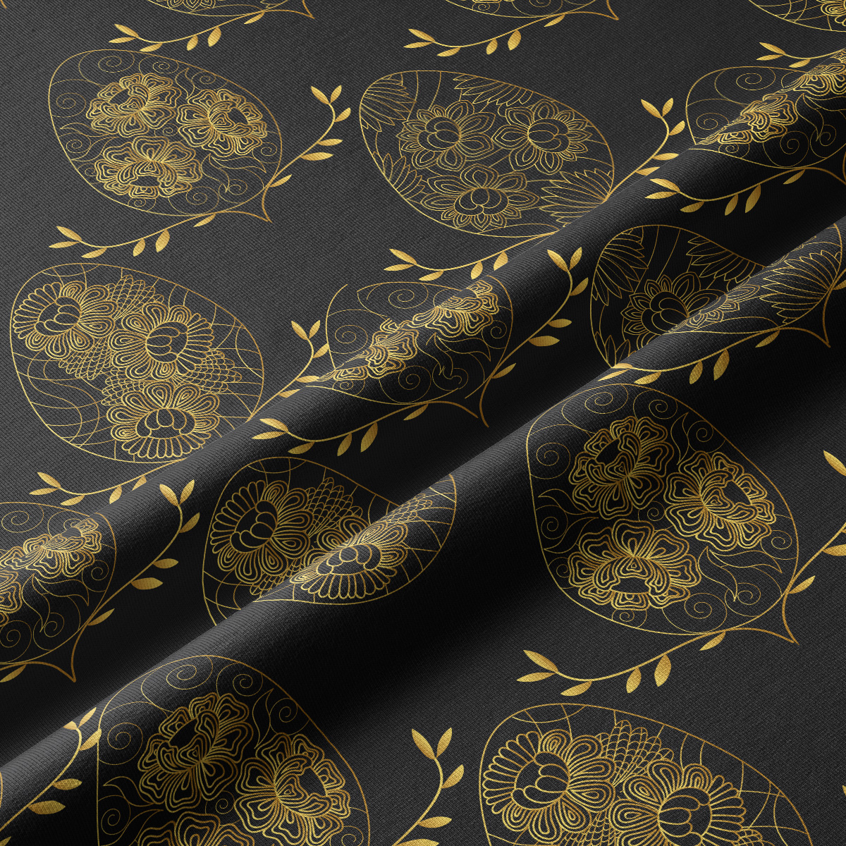 Zbliżenie na tkaninę z cienkimi złotymi liniami i roślinnymi detalami pisanek