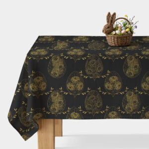 Widok główny: obrus czarny ze złotymi pisankami i wiklinowym koszem dekoracyjnym na stole