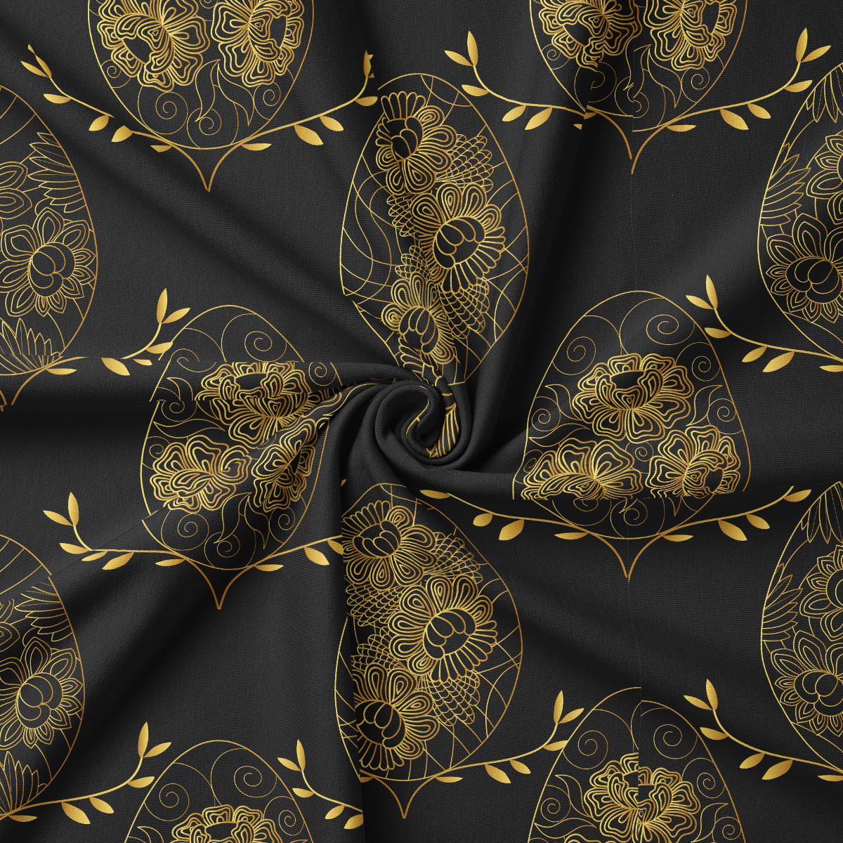 Zbliżenie na złoty ornament pisanki na fakturze materiału