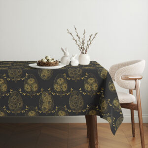 Aranżacja stołu z białą porcelaną i dekoracyjnym gniazdkiem na czarnym obrusie