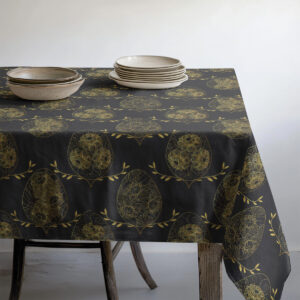 Detal brzegu obrusu z powtarzającym się wzorem złotych pisanek i liści