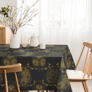 Przytulna jadalnia z obrusem w ciemnym kolorze i złotym motywem pisanek